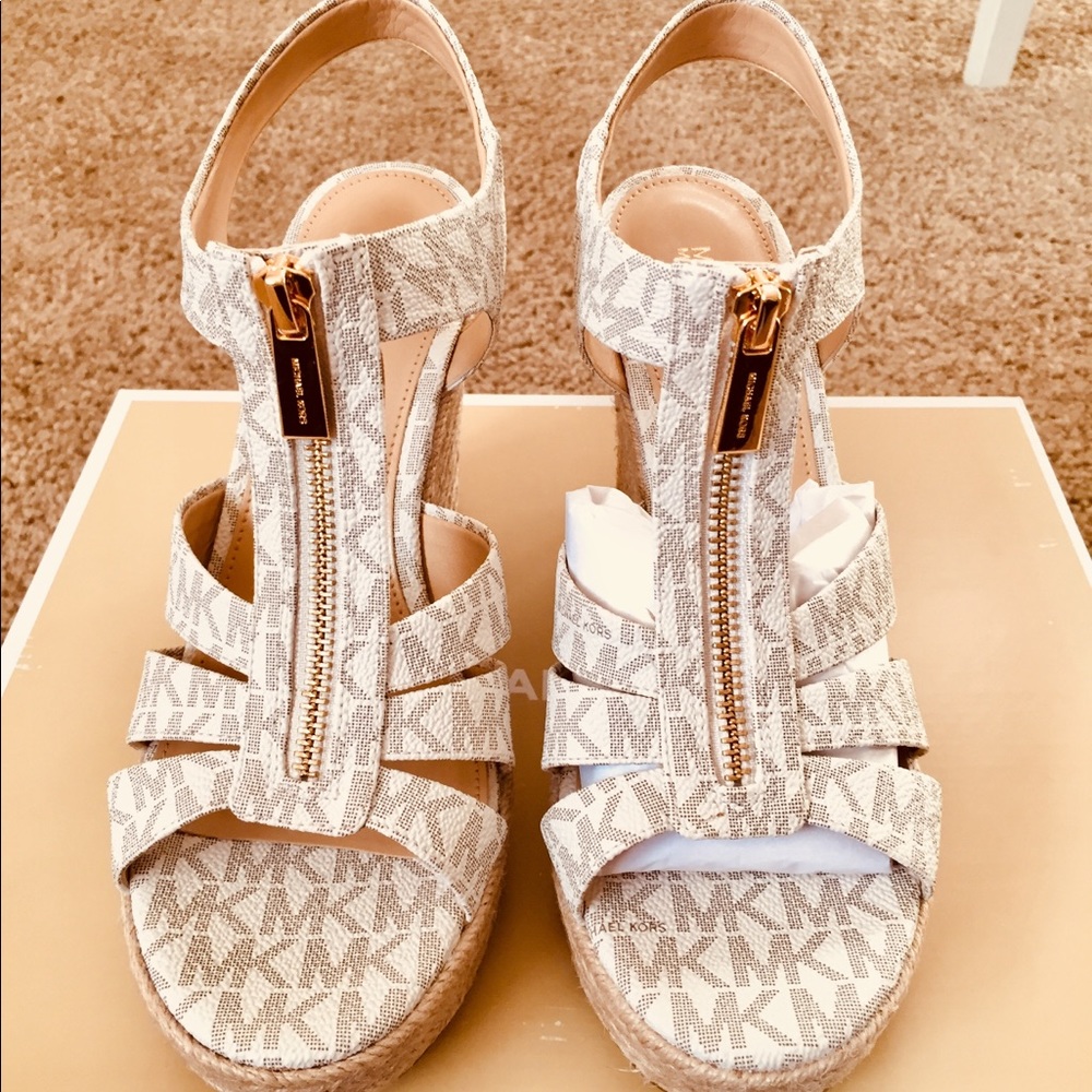RECENTLY SOLD!! 📦Michael Kors Berkeley Wedge 6.5M